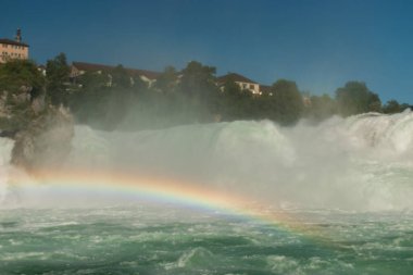 Görkemli gökkuşağı, 28.5. 2021 İsviçre 'deki muhteşem Ren Şelalesinin önünde beliriyor.