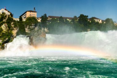 Görkemli gökkuşağı, 28.5. 2021 İsviçre 'deki muhteşem Ren Şelalesinin önünde beliriyor.