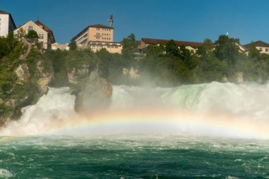 Görkemli gökkuşağı, 28.5. 2021 İsviçre 'deki muhteşem Ren Şelalesinin önünde beliriyor.
