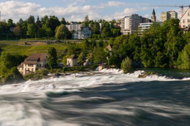 28.5.2021 İsviçre, Schaffhausen yakınlarındaki Avrupa 'daki en büyük şelale.