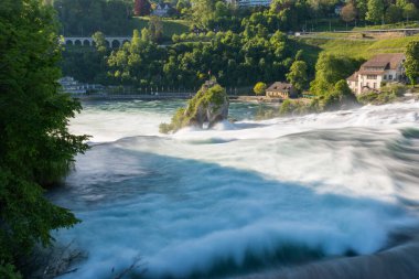 28.5.2021 İsviçre, Schaffhausen yakınlarındaki Avrupa 'daki en büyük şelale.