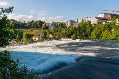 28.5.2021 İsviçre, Schaffhausen yakınlarındaki Avrupa 'daki en büyük şelale.