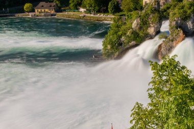 28.5.2021 İsviçre, Schaffhausen yakınlarındaki Avrupa 'daki en büyük şelale.