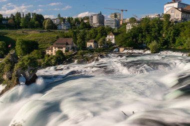 28.5.2021 İsviçre, Schaffhausen yakınlarındaki Avrupa 'daki en büyük şelale.