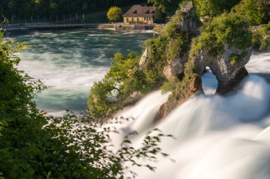 28.5.2021 İsviçre, Schaffhausen yakınlarındaki Avrupa 'daki en büyük şelale.