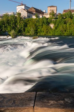28.5.2021 İsviçre, Schaffhausen yakınlarındaki Avrupa 'daki en büyük şelale.