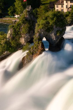 28.5.2021 İsviçre, Schaffhausen yakınlarındaki Avrupa 'daki en büyük şelale.
