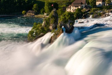 28.5.2021 İsviçre, Schaffhausen yakınlarındaki Avrupa 'daki en büyük şelale.