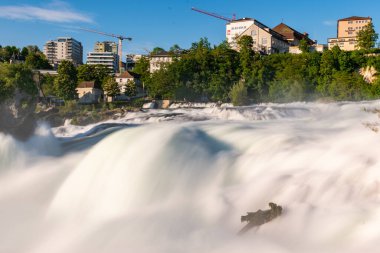 28.5.2021 İsviçre, Schaffhausen yakınlarındaki Avrupa 'daki en büyük şelale.