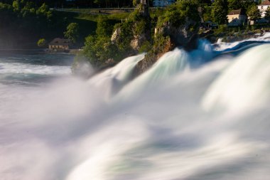 28.5.2021 İsviçre, Schaffhausen yakınlarındaki Avrupa 'daki en büyük şelale.