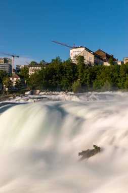 28.5.2021 İsviçre, Schaffhausen yakınlarındaki Avrupa 'daki en büyük şelale.
