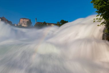 28.5.2021 İsviçre, Schaffhausen yakınlarındaki Avrupa 'daki en büyük şelale.