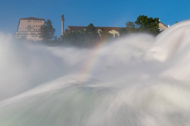 28.5.2021 İsviçre, Schaffhausen yakınlarındaki Avrupa 'daki en büyük şelale.
