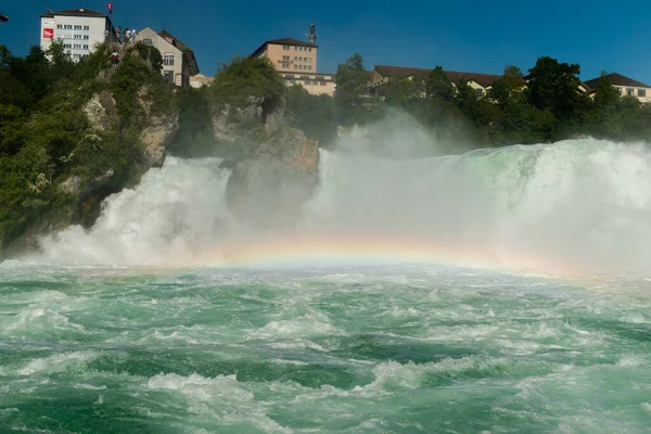 Majestätischer Regenbogen Erscheint Vor Dem Grandiosen Rheinfall Der Schweiz 2021 — Stockfoto