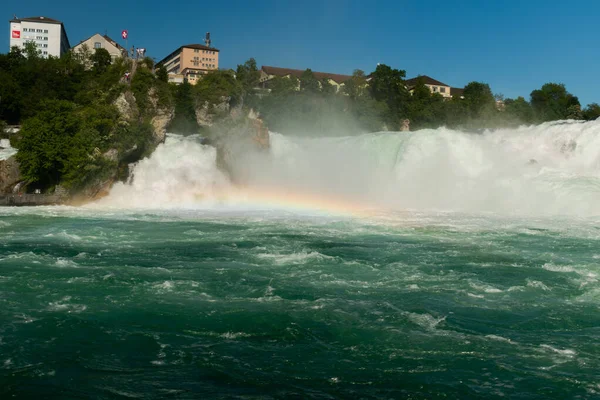 Majestátní Duha Objevuje Před Ohromnými Vodopády Rýna Švýcarsku 2021 — Stock fotografie
