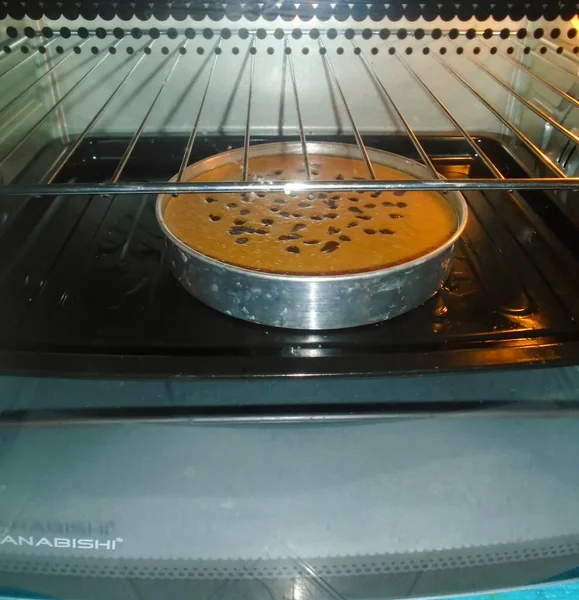 ホットオーブンで焼きたてのケーキ — ストック写真