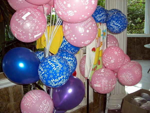 子供の誕生日パーティーのためのピンクの風船 — ストック写真