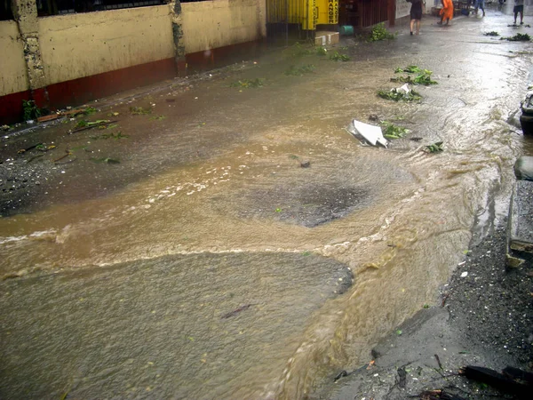 フィリピンのサバンでは強い台風が通りを浸水させています26 2016 — ストック写真