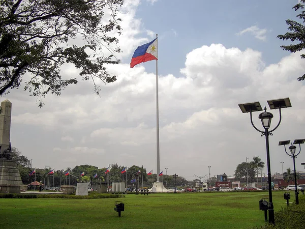 Filippijnse Vlag Zwaait Een Mast Het Rizal Park Manilla Filippijnen — Stockfoto