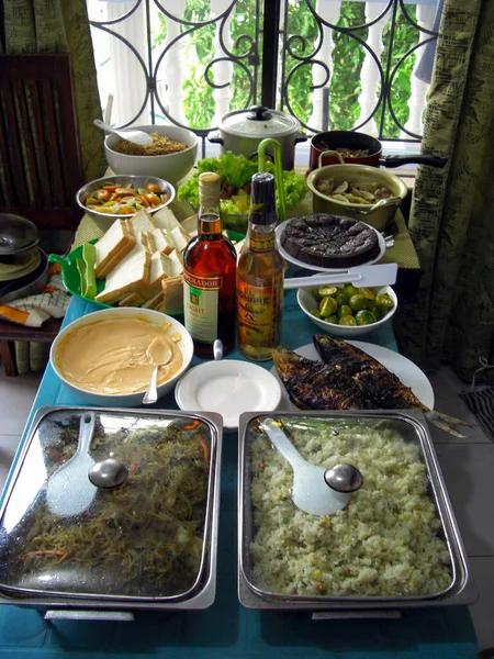 夕食のために提供され フィリピンのサバングでテーブルの上に提示された新鮮な食べ物30 2018 — ストック写真