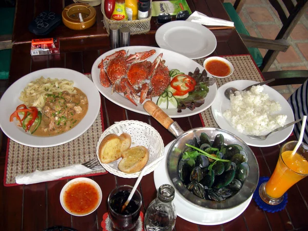 Comida Fresca Servida Para Cena Presentada Una Mesa Sabang Filipinas — Foto de Stock