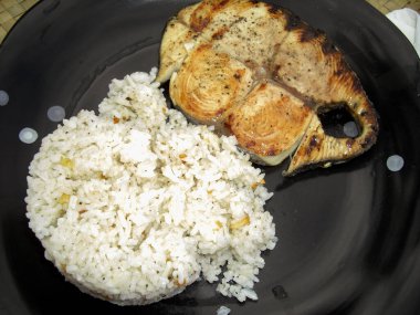 Pirinçli taze balık bifteği 19.1.2015 'te sunuldu.