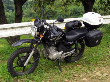 Motosiklet Yamaha YBR-125 Filipinler 'deki Negros adasının caddesinde park halinde.
