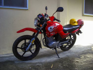 Kızıl Yamaha YRB-125, Filipinler 'de Puerto Galerisi' nde 16.11.2012 'de bir duvarın yanına park ediyor.