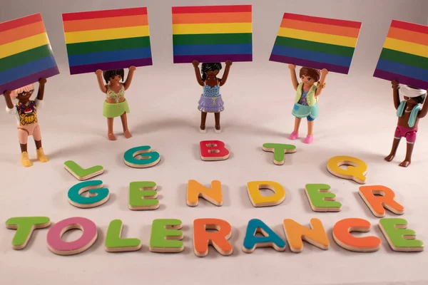 2021年8月10日 在列支敦士登瓦杜兹市 Lgbtq性别与宽容 字样的人类玩具高举性别平等旗 — 图库照片