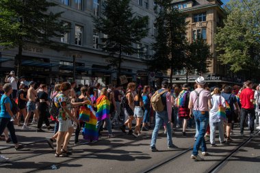 ZURİH, SWitzerland, 4 EYLÜL, 2021 Barış yanlısı protestocular şehir merkezinde gey ve lezbiyen hakları için gösteri yapıyorlar.