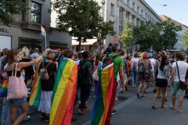 ZURİH, SWitzerland, 4 EYLÜL, 2021 Barış yanlısı protestocular şehir merkezinde gey ve lezbiyen hakları için gösteri yapıyorlar.