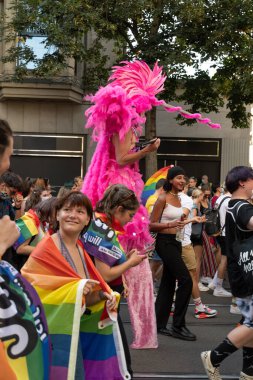 ZURICH, SWitzERLAND, 4 EYLÜL, 2021 Transseksüel protestocu şehir merkezindeki eşcinsel onur gösterisi sırasında pembe kılık değiştirdi.