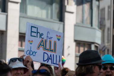 ZURİH, SWitness ZERLAND, 4 EYLÜL 2021 Şehir merkezinde protestocular bir mesajla pankartlarını tutuyorlar