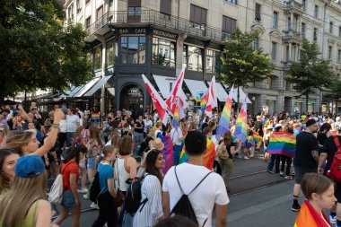 ZURİH, SWitzerland, 4 EYLÜL, 2021 Barış yanlısı protestocular şehir merkezinde gey ve lezbiyen hakları için gösteri yapıyorlar.