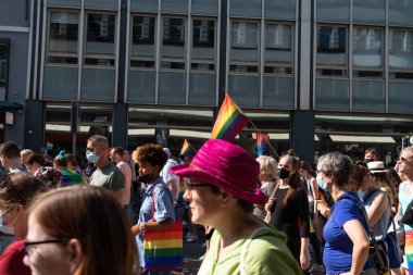 ZURİH, SWitzerland, 4 EYLÜL, 2021 Barış yanlısı protestocular şehir merkezinde gey ve lezbiyen hakları için gösteri yapıyorlar.