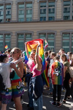 ZURİH, SWitzerland, 4 EYLÜL, 2021 Barış yanlısı protestocular şehir merkezinde gey ve lezbiyen hakları için gösteri yapıyorlar.
