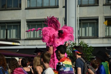 ZURICH, SWitzERLAND, 4 EYLÜL, 2021 Transseksüel protestocu şehir merkezindeki eşcinsel onur gösterisi sırasında pembe kılık değiştirdi.