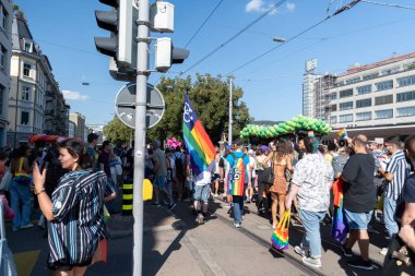 ZURİH, SWitzerland, 4 EYLÜL, 2021 Barış yanlısı protestocular şehir merkezinde gey ve lezbiyen hakları için gösteri yapıyorlar.