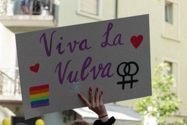 ZURİH, SWitness ZERLAND, 4 EYLÜL 2021 Şehir merkezinde protestocular bir mesajla pankartlarını tutuyorlar