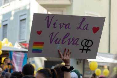 ZURİH, SWitness ZERLAND, 4 EYLÜL 2021 Şehir merkezinde protestocular bir mesajla pankartlarını tutuyorlar