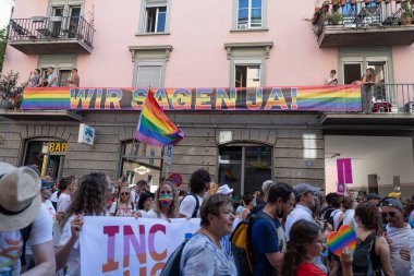 ZURİH, SWitzerland, 4 EYLÜL, 2021 Barış yanlısı protestocular şehir merkezinde gey ve lezbiyen hakları için gösteri yapıyorlar.