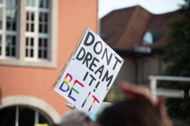 ZURİH, SWitness ZERLAND, 4 EYLÜL 2021 Şehir merkezinde protestocular bir mesajla pankartlarını tutuyorlar