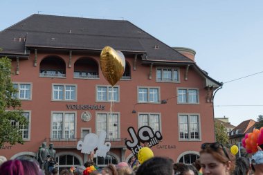 ZURİH, SWitness ZERLAND, 4 EYLÜL, 2021 Protestocular şehir merkezinde düzenlenen bir gösteri sırasında ellerinde bir balonla