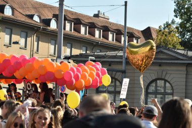 ZURİH, SWitzerland, 4 EYLÜL, 2021 Barış yanlısı protestocular şehir merkezinde gey ve lezbiyen hakları için gösteri yapıyorlar.