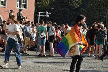 ZURİH, SWitzerland, 4 EYLÜL, 2021 Barış yanlısı protestocular şehir merkezinde gey ve lezbiyen hakları için gösteri yapıyorlar.