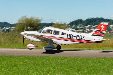 Wangen-Lachen, İsviçre, 31 Ağustos 2025 HB-PGE Piper PA-28-181 Archer II uçakları küçük bir havaalanında