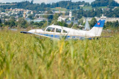 Wangen-Lachen, İsviçre, 31 Ağustos 2025 HB-PHG Piper PA-28-181 Archer II uçağı konumuna doğru ilerliyor.