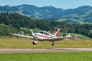 Wangen-Lachen, İsviçre, 31 Ağustos 2025 HB-PGE Piper PA-28-181 Archer II uçakları küçük bir havaalanında