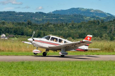 Wangen-Lachen, İsviçre, 31 Ağustos 2025 HB-PGE Piper PA-28-181 Archer II uçakları küçük bir havaalanında