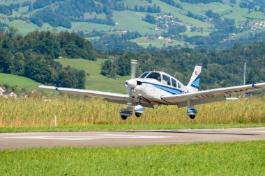 Wangen-Lachen, İsviçre, 31 Ağustos 2025 HB-PMG Piper PA-28-181 Archer II uçağı 26 numaralı piste iniyor.